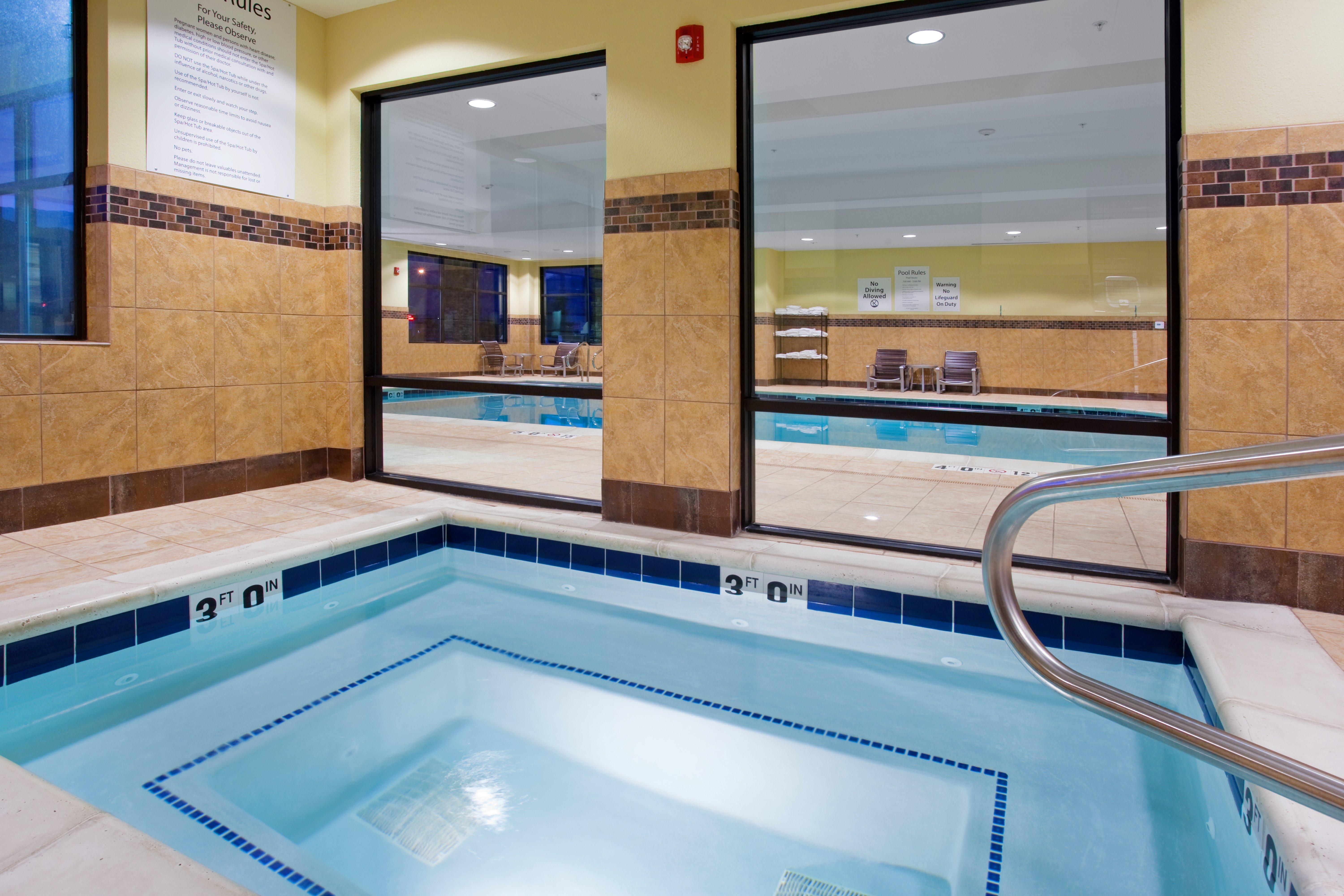 Holiday Inn Express & Suites Logan By Ihg Екстер'єр фото