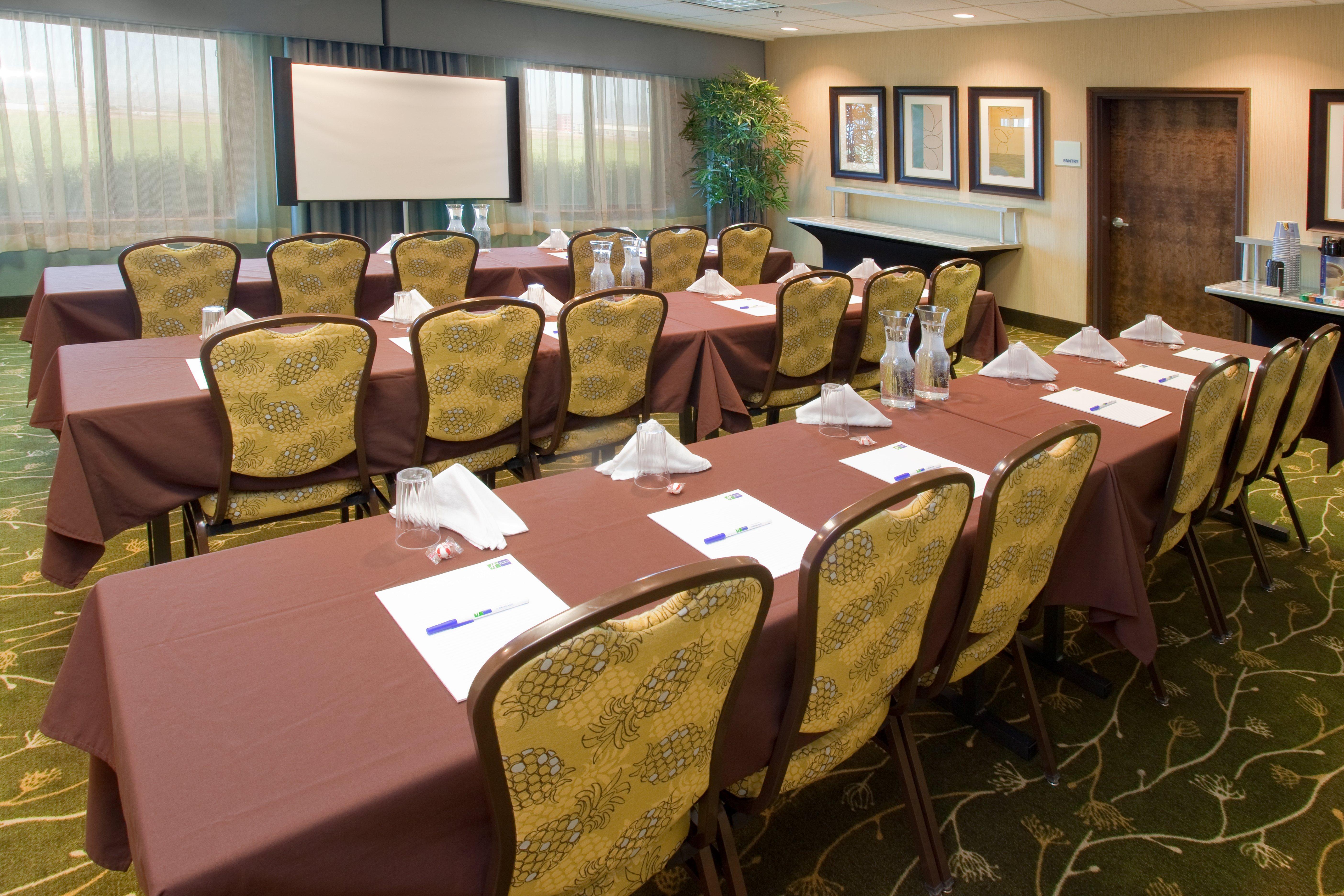Holiday Inn Express & Suites Logan By Ihg Екстер'єр фото